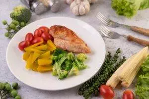 Dinner plate with protein and vegetables